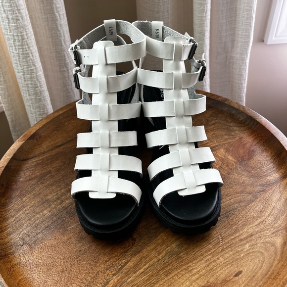 Dirty laundry Fun stuff Chunky strappy heel size 8.5 white black 90s style - Picture 4 of 9